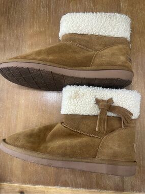 Minnetonka Chestnut Suede Shearling Cuff Tassel Boots